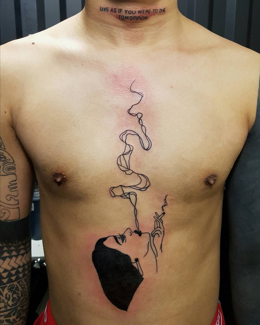 王先生胸前简笔画美女吸烟纹身图案