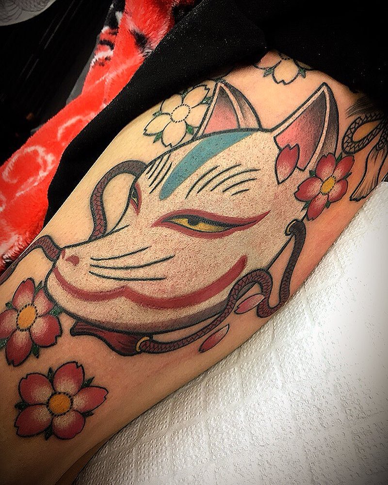 屈先生大腿白狐樱花纹身图案