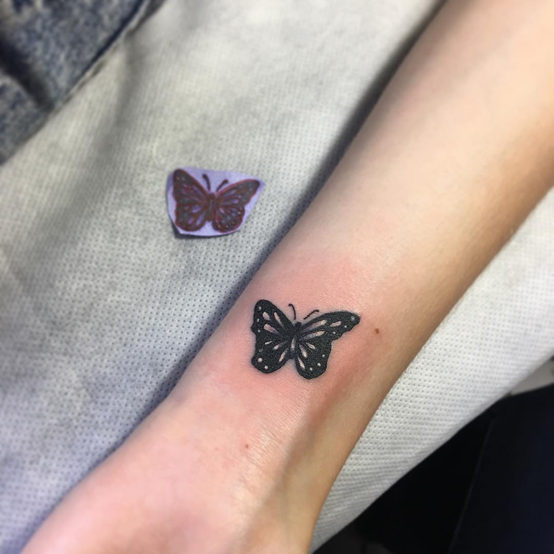 姜小姐手臂蝴蝶纹身图案