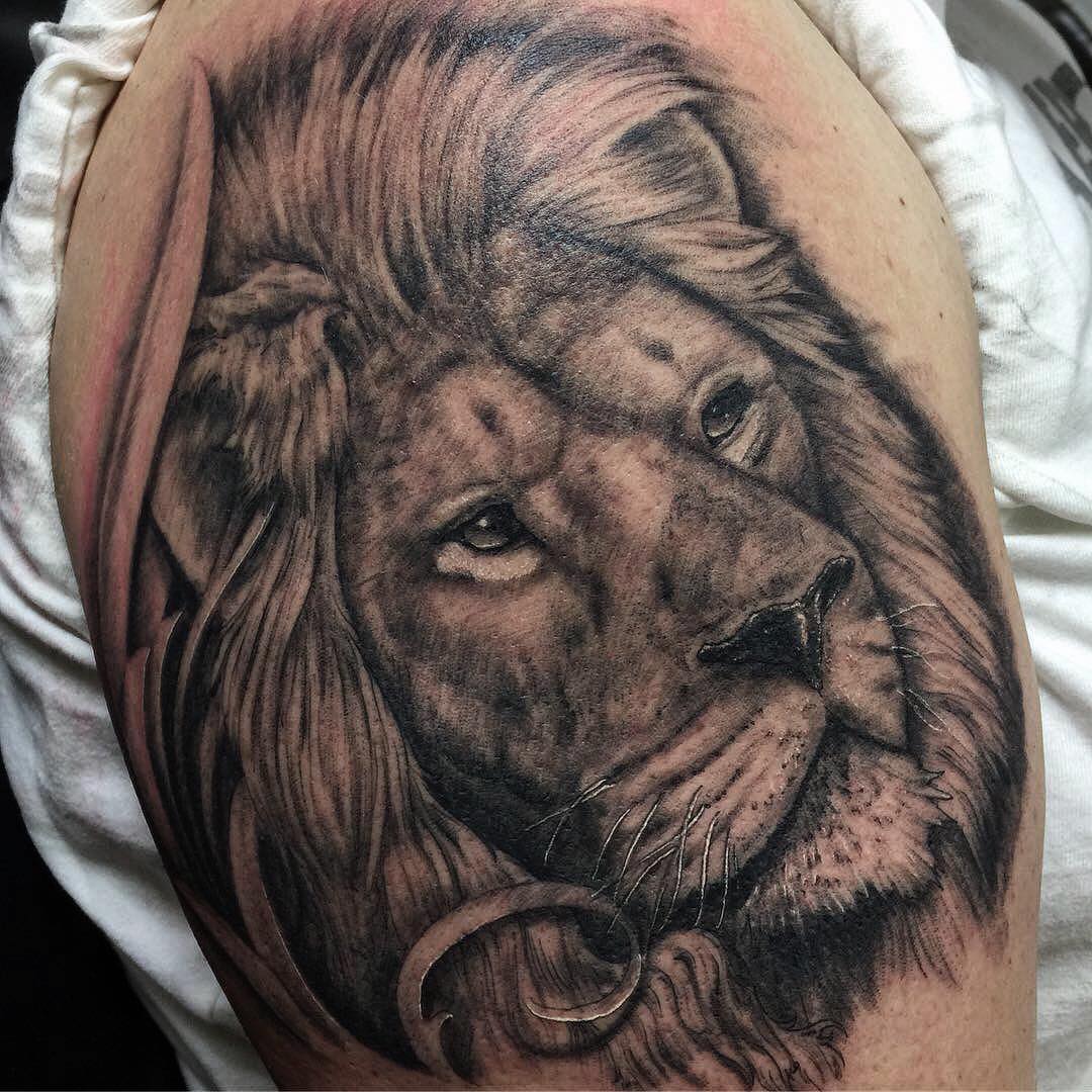 邴先生大臂写实狮子纹身图案
