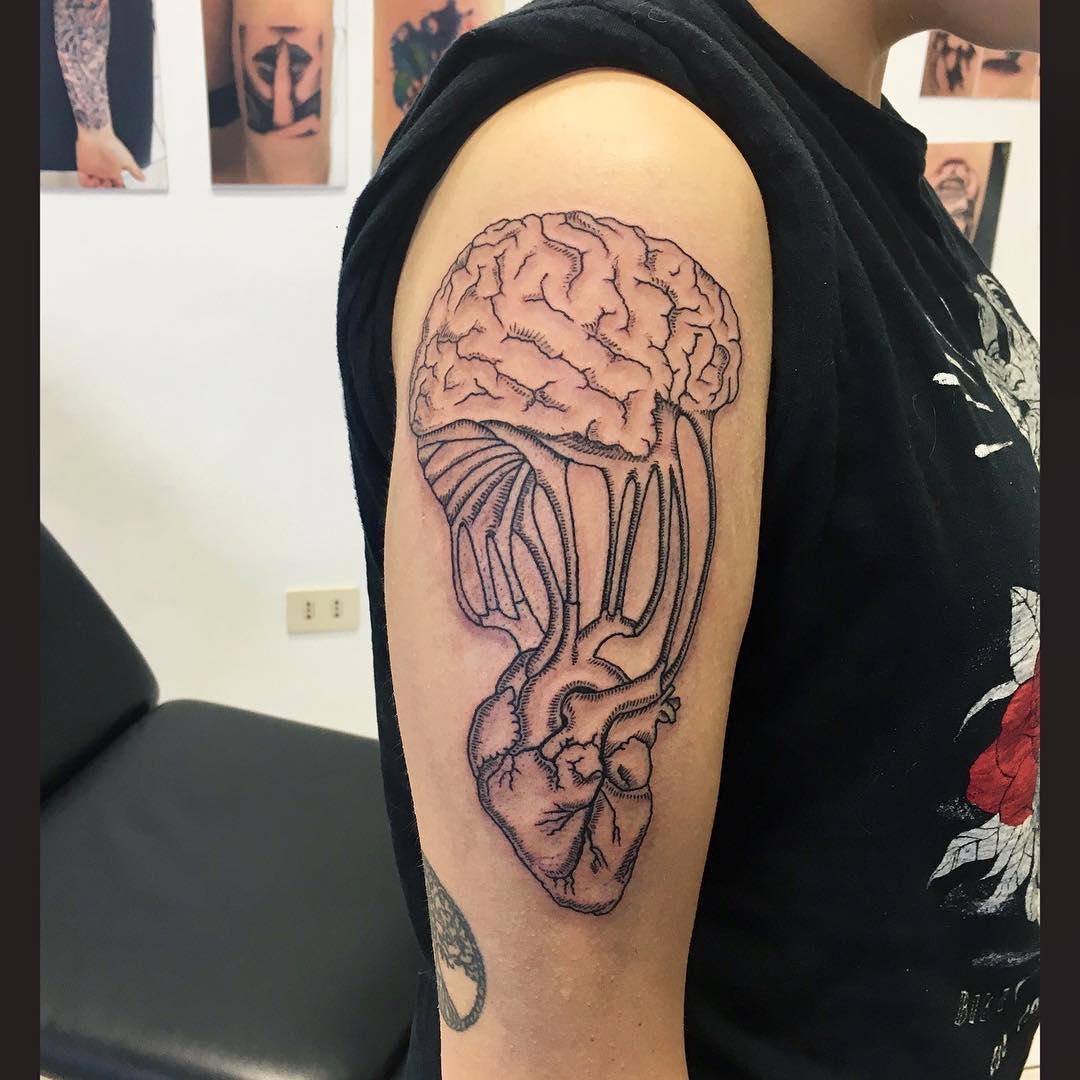 葛先生大臂写实心脏大脑纹身图案
