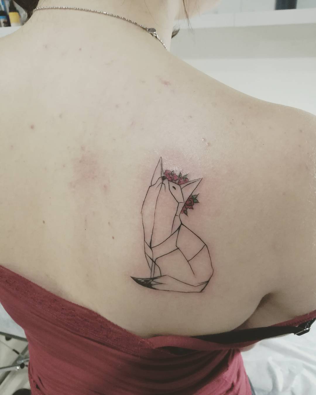 搞动画设计的麻小姐后背肩胛几何狼纹身图案
